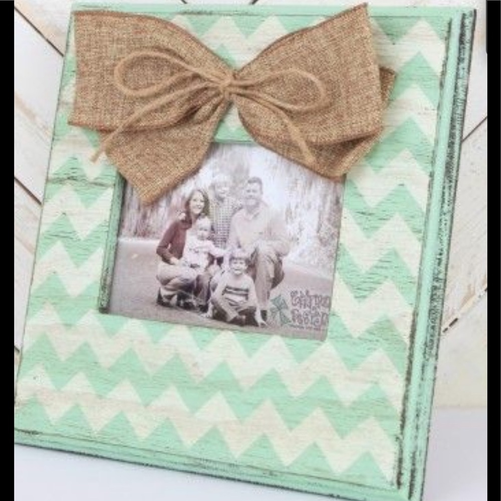 Altar’d State Chevron pic frame with burlap bow❤️